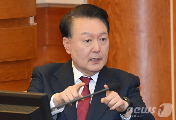 윤석열 대통령이 23일 서울 종로구 헌법재판소에서 열린 탄핵심판 4차 변론에 출석해 변호인단과 대화를 나누고 있다.