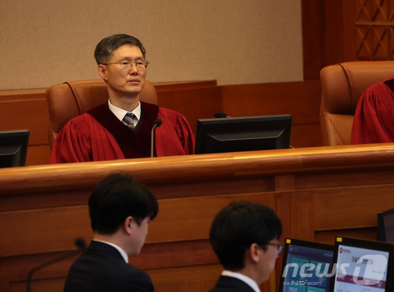 문형배 헌법재판소장 대행이 23일 오후 서울 종로구 헌법재판소 대심판정에서 열린 윤석열 대통령 탄핵심판 4차 변론기일에 출석해 있다. [뉴스1]