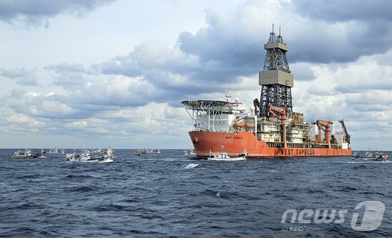 경북 포항시 구룡포홍게통발어민들이 탄 어선들이 동해심해가스 석유전 개발사업인 '대왕고래' 1차 시추작업 지점인 포항 앞 바다에서 시추선 '웨스트 카펠라호' 앞에서 어장 피해 보상을 요구하는 해상시위를 벌이고 있다. [뉴스1] 