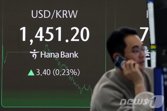 10일 오후 서울 중구 하나은행 본점 딜링룸 전광판에 증시 종가가 표시되고 있다. 이날 코스피 지수는 전 거래일 대비 0.65p(0.33%) 내린 2,521.27, 코스닥 지수는 6.77p(0.91%) 오른 749.67로 장을 마감했다. 원·달러 환율은 전일 오후 3시 30분 종가 대비 3.4원 오른 1451.2원을 기록했다.