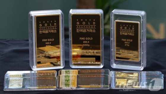 서울 한국금거래소 종로본점에서 골드바를 선보이고 있다 [뉴스1]