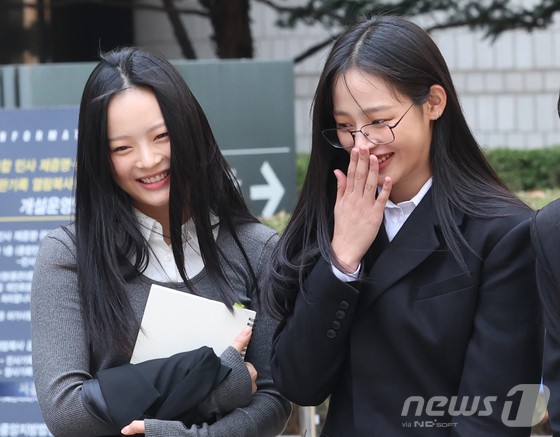 그룹 뉴진스 하니(왼쪽),민지가 7일 서울 서초구 서울중앙지방법원에서 어도어 측이 멤버들을 상대로 제기한 ‘기획사 지위보전 및 광고계약 체결 등 금지’ 가처분 첫 심문기일을 마친 후 미소를 보이고 있다.