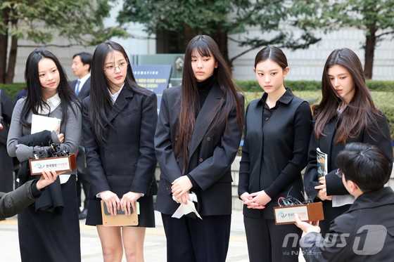 그룹 뉴진스(왼쪽부터 하니, 민지, 혜인, 해린, 다니엘)가 7일 서울 서초구 서울중앙지방법원에서 어도어 측이 멤버들을 상대로 제기한  ‘기획사 지위보전 및 광고계약 체결 등 금지’ 가처분 첫 심문기일을 마친 후 취재진 질문에 답하고 있다.