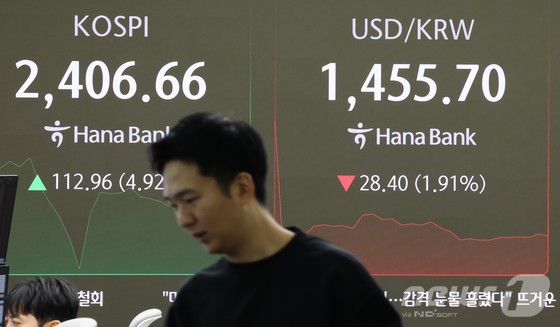 장 초반 코스피200선물 지수가 6% 가까이 치솟으면서 유가증권시장에 매수 사이드카가 발동한 10일서울 중구 하나은행 본점 딜링룸 전광판에 증시가 표시되고 있다. 코스피 매수 사이드카가 발동된 것은 글로벌 증시가 급락했다가 반등한 지난해 8월 6일 이후 8개월여 만이다.