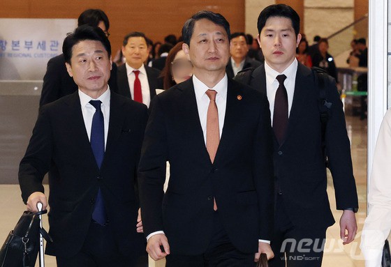 안덕근 산업통상자원부 장관이 지난 8일 체코 방문을 마치고 인천국제공항을 통해 귀국하고 있다. [뉴스1] 