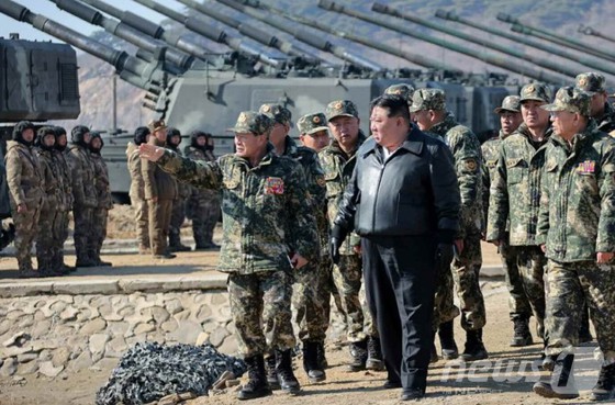 김정은 북한 노동당 총비서가 지난 7일 조선인민군 대연합부대들의 포사격 훈련을 지도했다. 김 총비서는 빠른 타격으로 전투에서 주도권을 확보할 수 있도록 경상적인 전투 동원 준비 태세를 갖출 것을 강조했다. [국내에서만 사용가능. 재배포 금지. DB 금지. For Use Only in the Republic of Korea. Redistribution Prohibited] rodongphoto@news1.kr