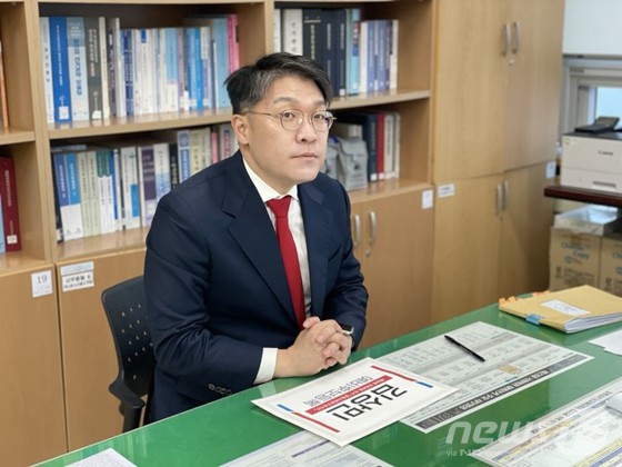 김상민 대전고검 검사가 9일 오전 경남 창원시 성산구 창원시의창구선거관리위원회에서 22대 국회의원 선거 예비후보자 등록을 하고 있다.