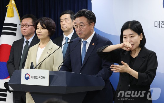 윤호중 행정안전부 장관과 한정애 더불어민주당 정책위의장이 7일 서울 종로구 정부서울청사에서 제3차 고위당정협의회 결과 브리핑을 하고 있다.