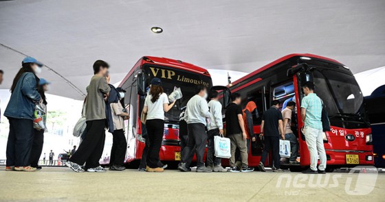 미국 이민당국에 의해 조지아주에 구금됐다 풀려난 한국인 근로자들이 12일 인천국제공항을 통해 입국, 버스에 탑승하고 있다.풀려난 한국인들은 지난 4일 조지아주 엘러벨의 현대차그룹-LG에너지솔루션 배터리 합작공장 건설 현장에서 체포·구금된 지 8일 만에 고국 땅을 밟게 됐다. 