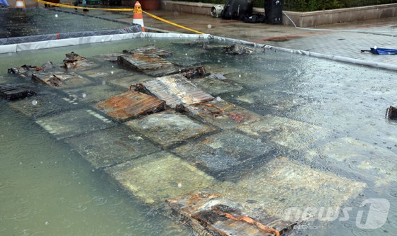 28일 오전 대전 유성구 국가정보자원관리원 화재 현장에 소실된 리튬이온배터리가 소화 수조에 담겨 있다.