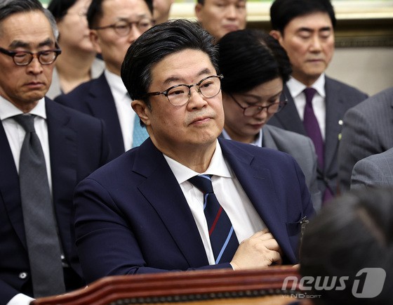 김병주 MBK파트너스 회장이 14일 오후 서울 여의도 국회에서 열린 정무위원회 국정감사에 증인으로 출석해 자리하고 있다.