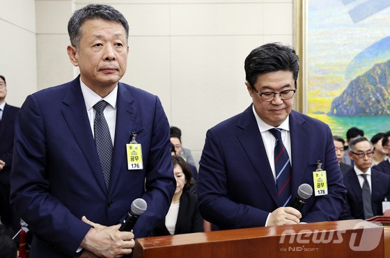 김광일 홈플러스 대표이사(왼쪽)와 김병주 MBK파트너스 회장이 4일 오후 서울 여의도 국회에서 열린 정무위원회 국정감사에 증인으로 출석해 의원들의 질의를 듣고 있다.
