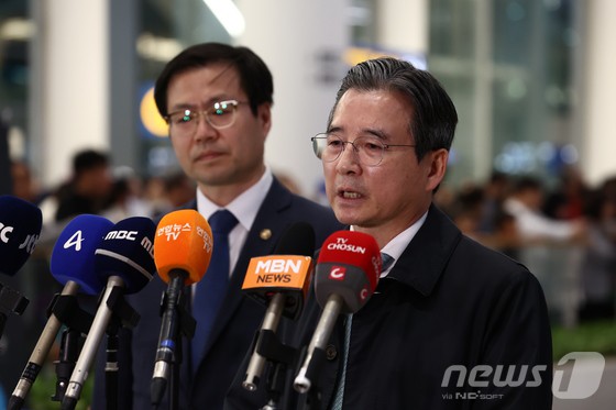 한미 관세 협상 후속 논의를 위해 미국 워싱턴DC를 찾아 막판 협상을 벌이고 돌아온 김용범 대통령실 정책실장이 19일 오후 인천국제공항 제2터미널을 통해 귀국하며 브리핑을 하고 있다. 왼쪽은 여한구 통상교섭본부장 [뉴스1] 