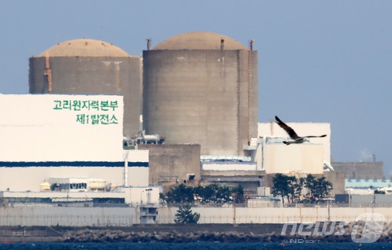 원자력안전위원회가 26일 본회의를 열고 국내 첫 상업 원자력발전소 '고리 1호기' 해체 승인 여부를 결정한다. 고리 1호기는 587메가와트(MWe)급으로, 지난 1978년 4월 29일 국내에서 처음으로 상업운전을 시작한 원전이다. 원안위가 해체 승인을 의결하면 고리 1호기는 지난 2017년 6월 영구 정지된 이후 8년 만에 국내 최초로 해체 작업에 들어가게 된다. 지난 1972년 건설허가 이후로는 53년 만이다. 사진은 이날 부산 기장군 장안읍 고리 1호기(오른쪽) 모습.