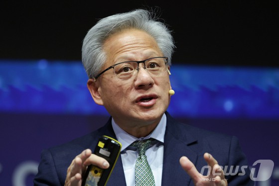 젠슨 황 엔비디아 최고경영자(CEO)가 31일 경북 경주시 경주예술의전당에서 열린 'APEC CEO 서밋' 마지막 특별 세션에서 연설하고 있다. (공동취재)