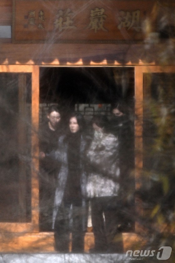 이부진 호텔신라 사장(왼쪽부터)과 홍라희 삼성미술관 리움 명예관장, 이서현 삼성물산 사장이 19일 오전 경기도 용인시 호암미술관 인근 선영에서 열린 호암 이병철 삼성 창업회장의 38주기 추도식에 참석한 뒤 걸음을 옮기고 있다. (공동취재)