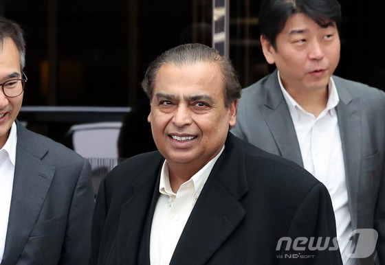 아시아 최대 부호 무케시 암바니 인도 릴라이언스 그룹 회장이 25일 서울 강서구 서울김포비즈니스항공센터를 통해 입국하고 있다.