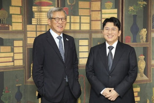 <b>유홍준</b>-방시혁 사진, 범죄자 홍보에 나이브한 '손꼽' 이중고