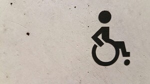 장애인 '3% 의무 고용' 외면하는 시중은행...우리은행 1.14% 최하 - 뉴스 썸네일 이미지