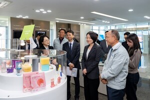 취임 첫 행보로 화장품 공장 찾은 중기부 장관의 큰 그림